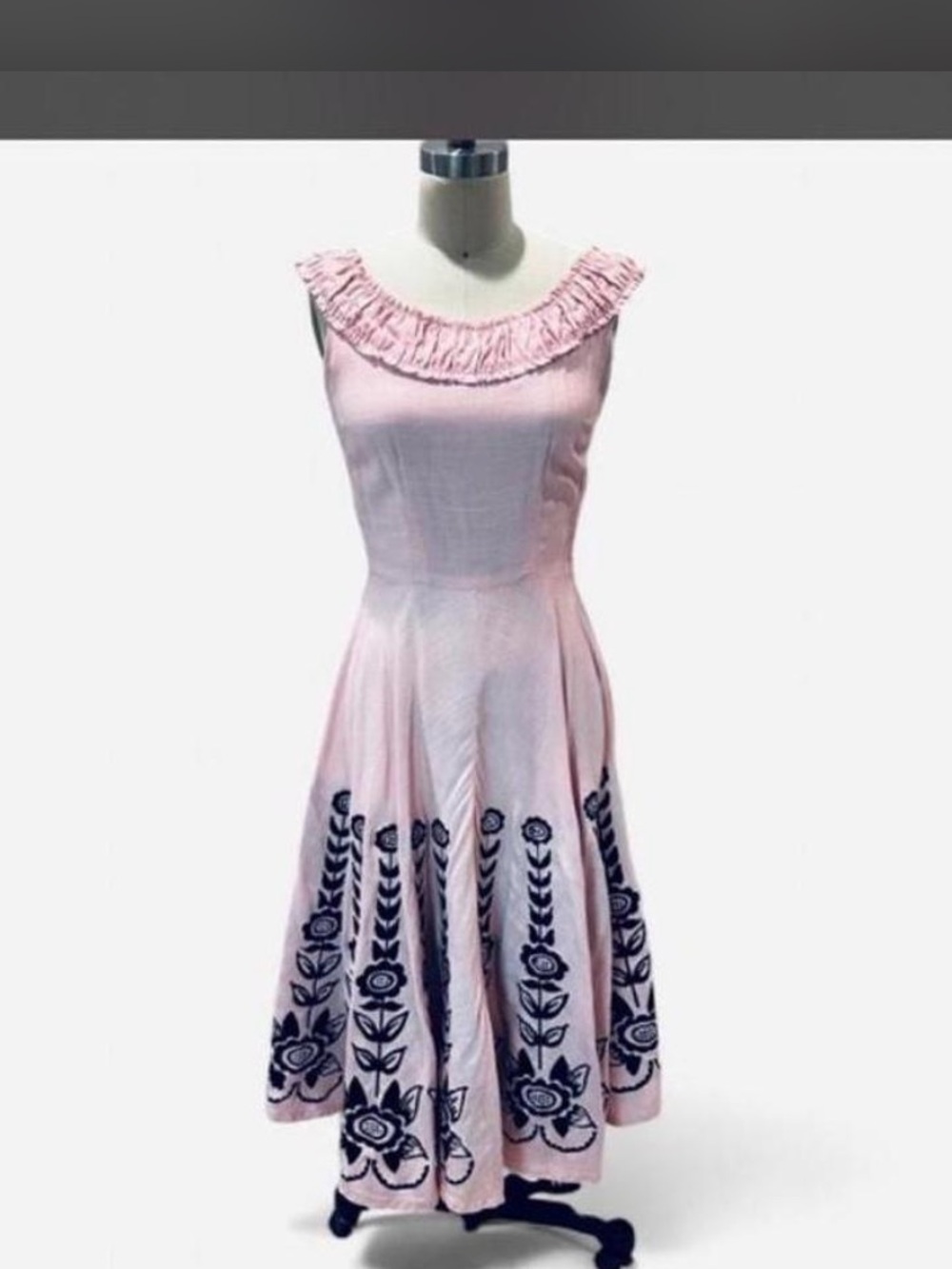 True Vintage mid century 50s Pink Dress with Floral Embroidery, size 2